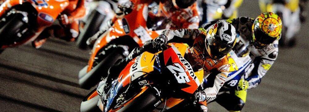Moto de carreras en una competencia, velocidad y adrenalina en la pista.