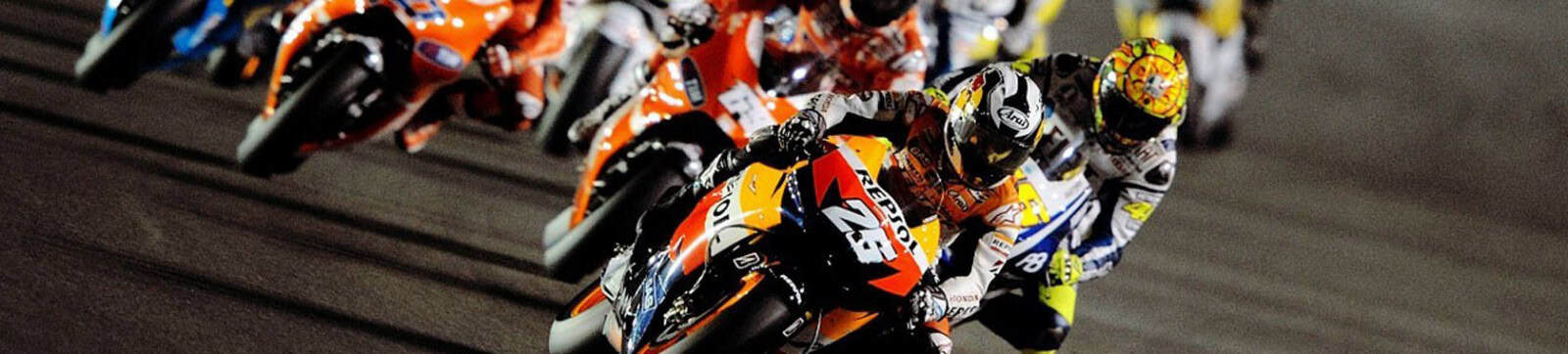 Moto de carreras en una competencia, velocidad y adrenalina en la pista.
