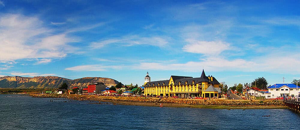 Paisaje costero en Uruguay con puerto, barcos y edificio histórico, ideal para quienes buscan inspir.