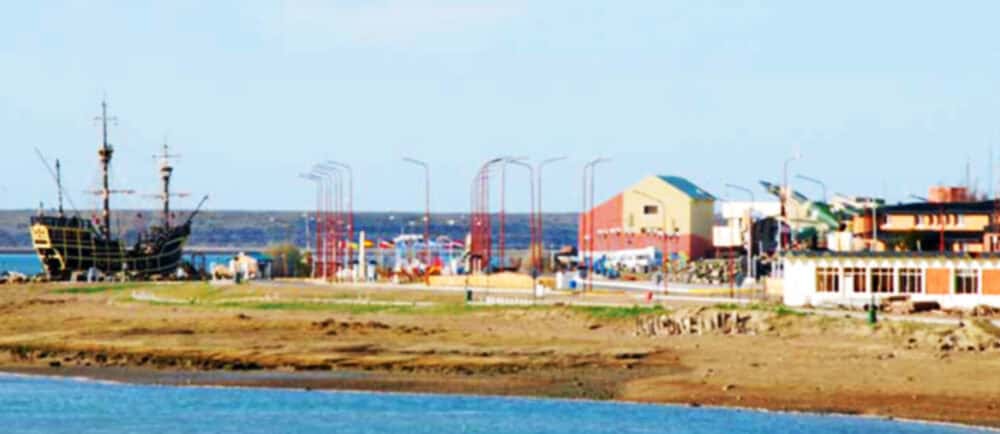 Pueblo costero en Uruguay con barcos y edificios, ideal para turismo y paseos marítimos.