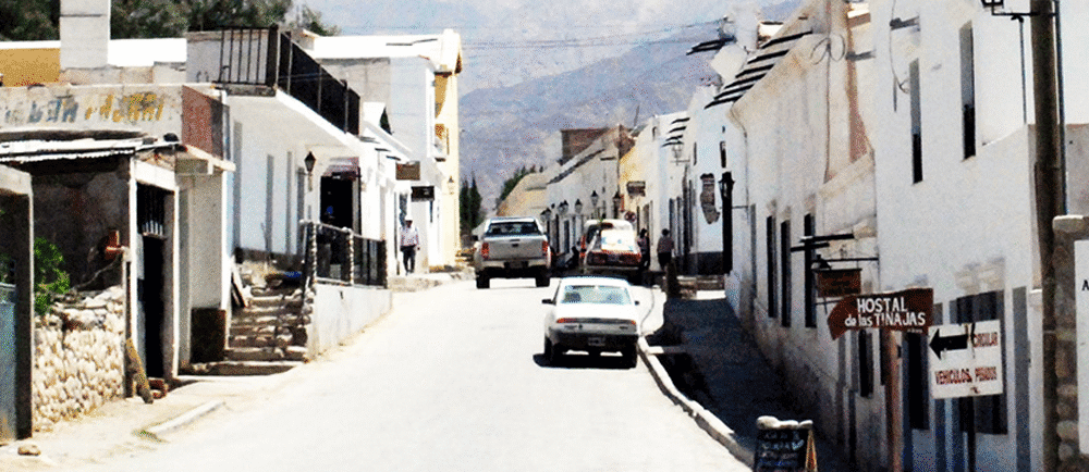 Calle de Cachi en Salta, con casas tradicionales y montañas al fondo.