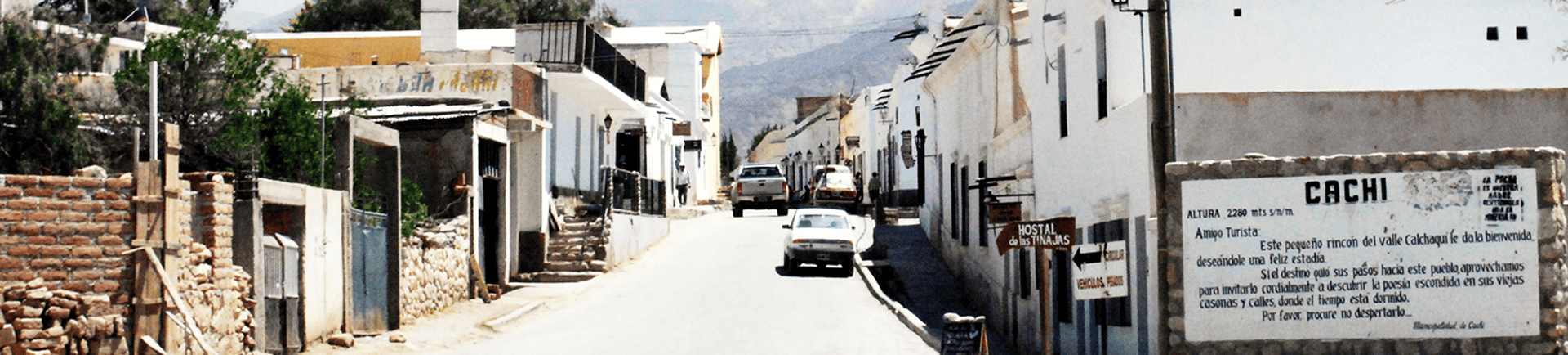 Calle de Cachi en Salta, con casas tradicionales y montañas al fondo.