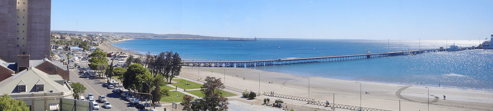 Paisaje costero de Montevideo con playa y mar en un día soleado.