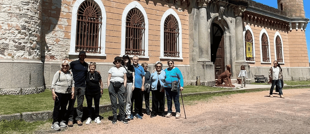 Paredes de ladrillo y ventanas arqueadas en una iglesia histórica en Uruguay.