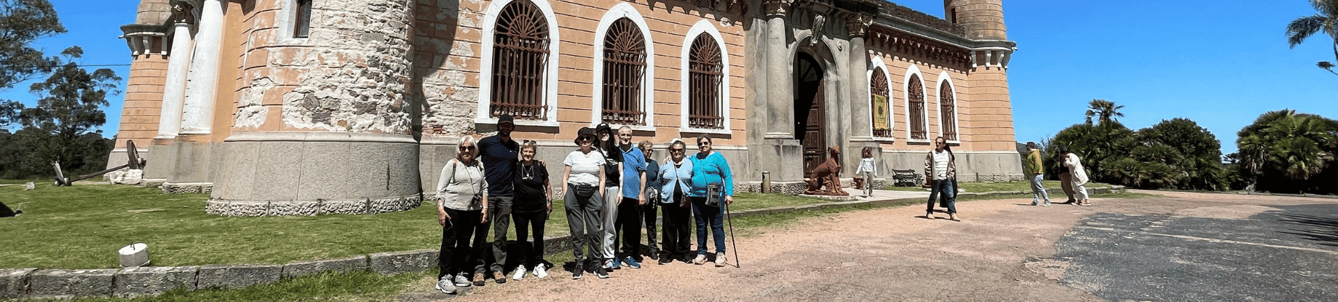 Paredes de ladrillo y ventanas arqueadas en una iglesia histórica en Uruguay.