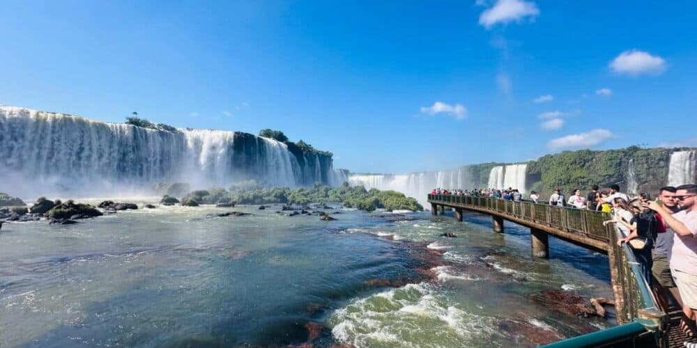 Cataratas del Iguazú en Argentina, vista panorámica con turistas en el mirador.