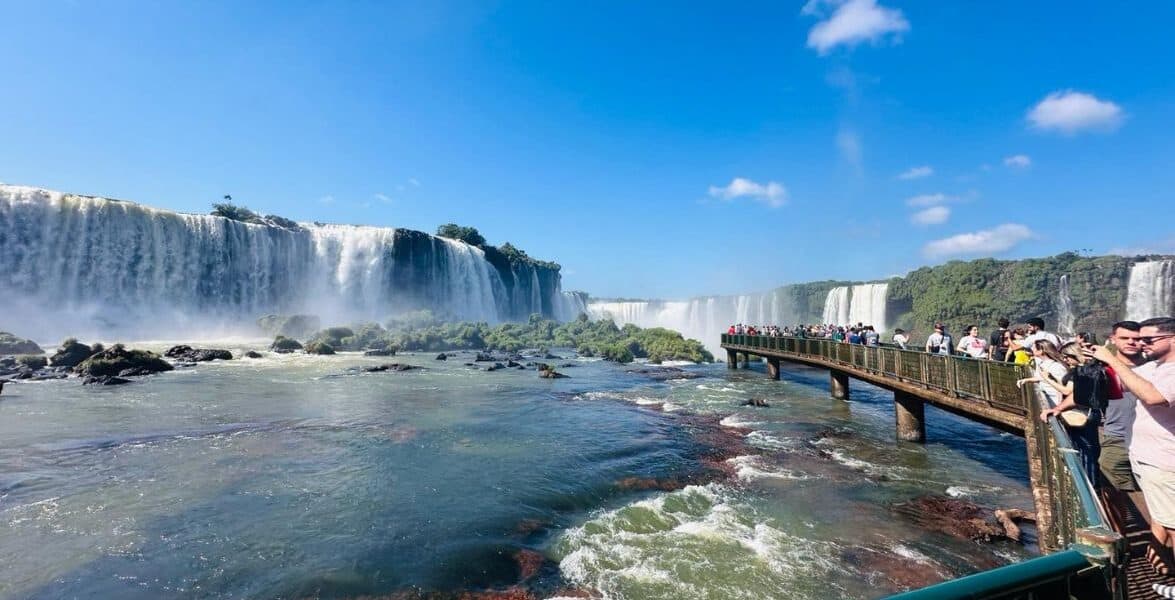 Cataratas del Iguazú en Argentina, vista panorámica con turistas en el mirador.