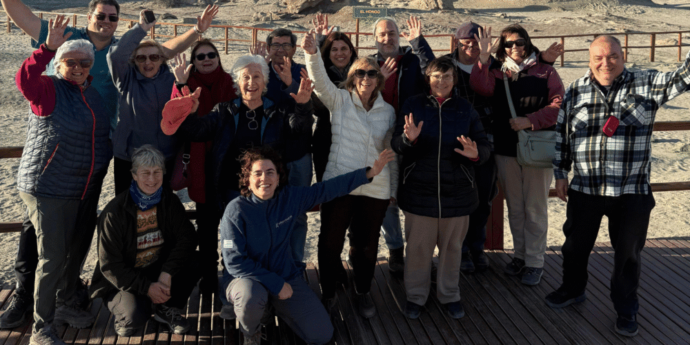Disfrutando en grupo en un entorno natural con vistas al mar en El Kaminante, Uruguay.
