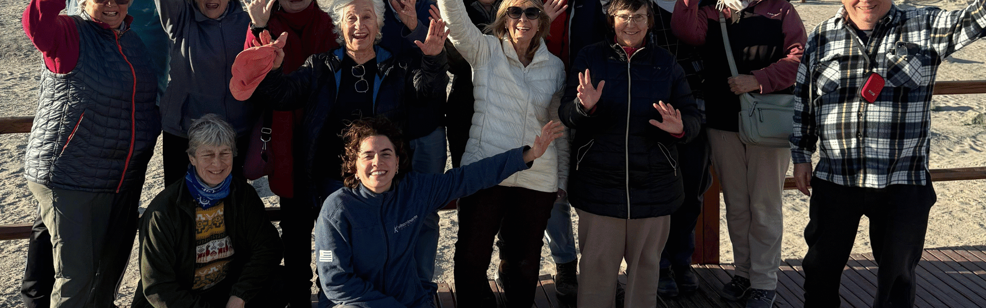 Disfrutando en grupo en un entorno natural con vistas al mar en El Kaminante, Uruguay.