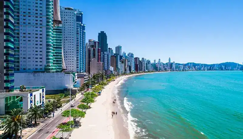 A beachfront cityscape with high-rise buildings along the coast in El Kaminante.