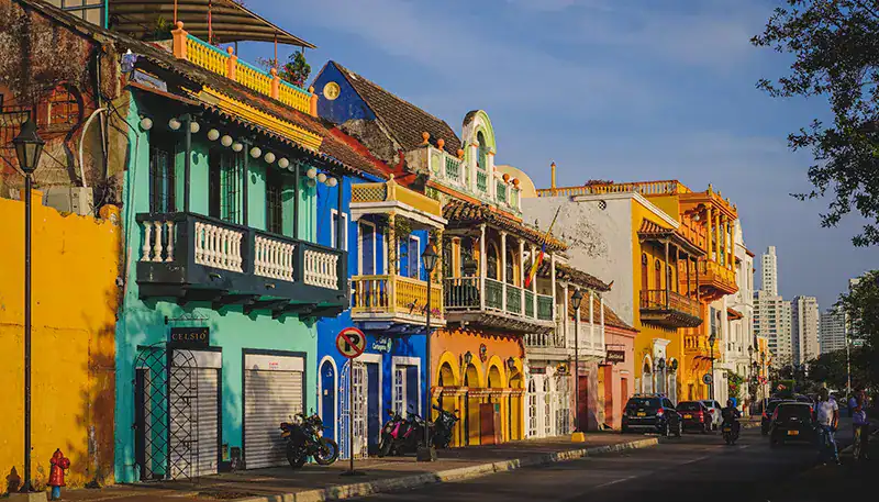 Puente de colores en la ciudad de El Kaminante, vibrante y lleno de vida.