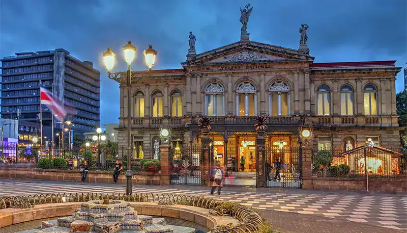 El Teatro Solís en Montevideo, un ícono cultural y arquitectónico de Uruguay.