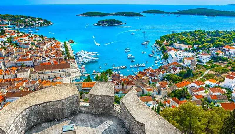 Vistas panorámicas de la ciudad costera con mar y barcos en un día soleado en Croacia.