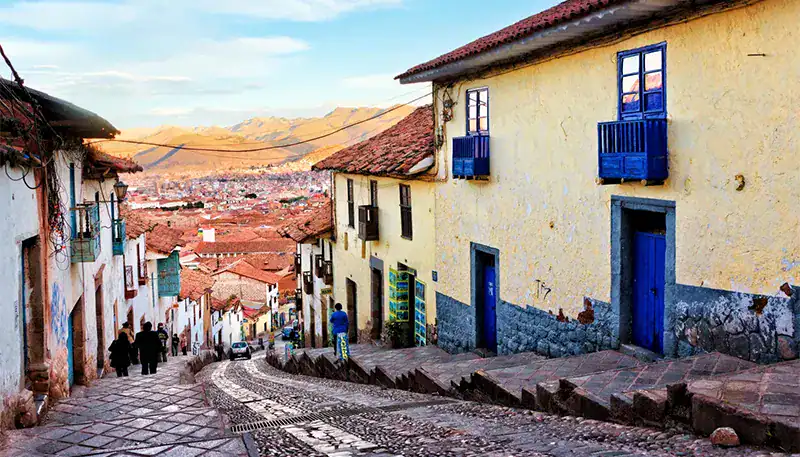 Antiguas casas coloniales en La Paz, Bolivia, con calles empedradas y vistas a las montañas.