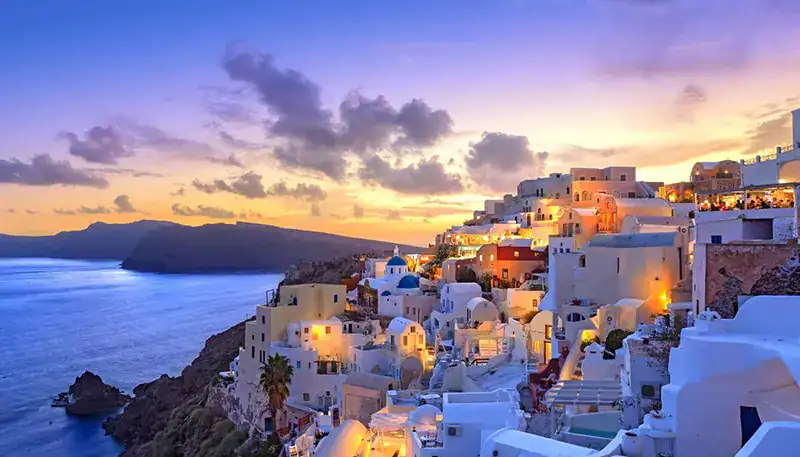 Atardecer en Santorini, Grecia, con casas blancas y vistas al mar Egeo.