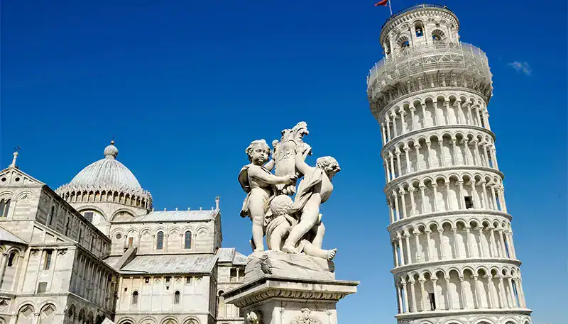 Pisa Torre y escultura en la Piazza dei Miracoli, Italia.