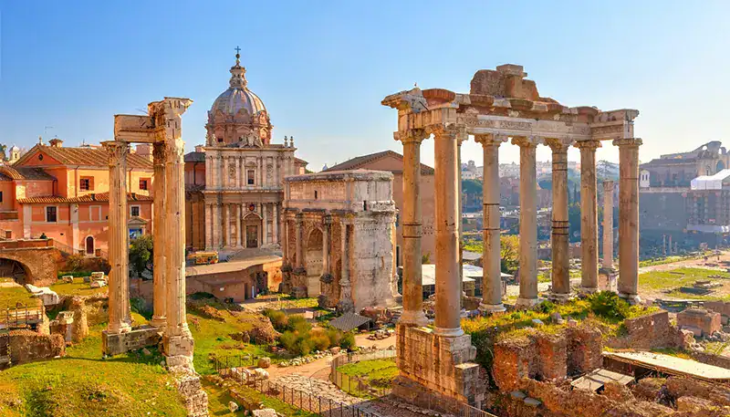 Ruinas antiguas en Roma, con columnas y arquitectura clásica en un día soleado.
