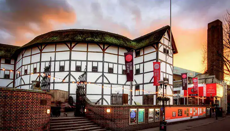 El Kaminante, edificio histórico con arquitectura única y moderna en un entorno urbano vibrante.