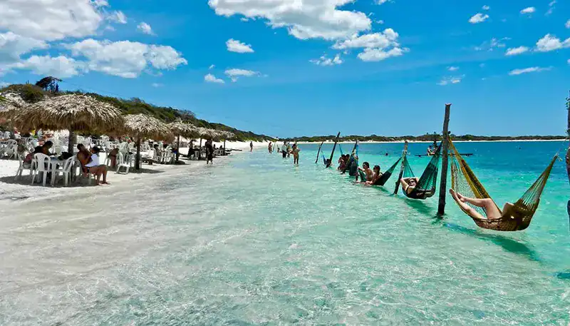 Disfruta de la playa con hamacas y sombrillas en un día soleado en El Kaminante.