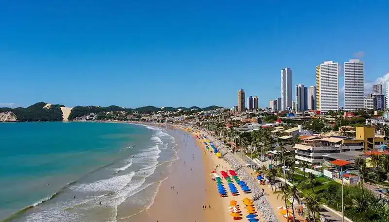 Disfruta de la playa y el skyline de la ciudad en una vista panorámica en El Kaminante.