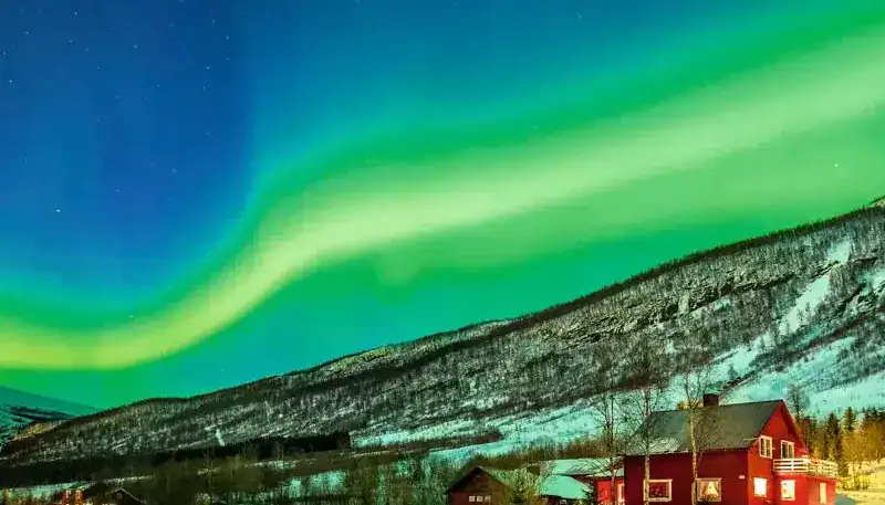 Espectáculo de auroras boreales sobre un paisaje nevado en Uruguay.