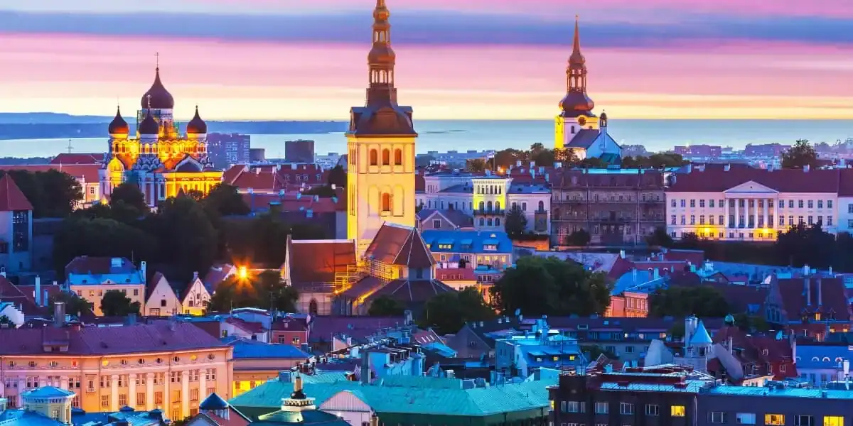 Catedral y torres en la ciudad de Tallin, Estonia, al atardecer con cielo colorido.