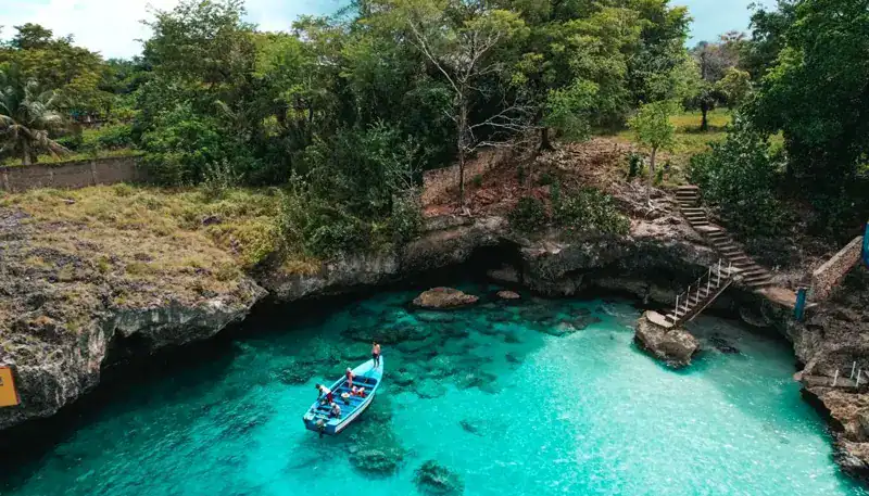 Navegando en aguas cristalinas en un entorno natural con vegetación exuberante.