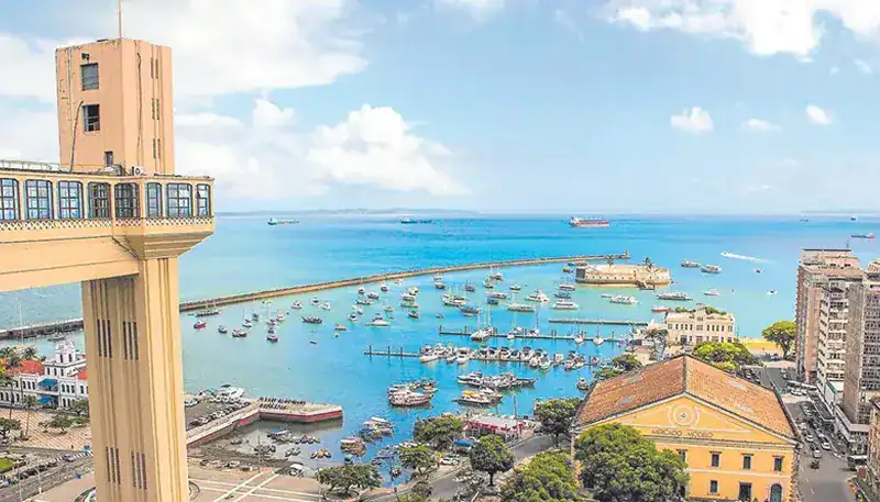 Puerto de Montevideo con vista panorámica del mar y edificios históricos en la ciudad.
