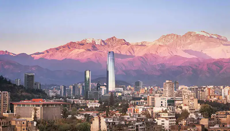 Vistas panorámicas de Santiago de Chile con la cordillera de los Andes al fondo.