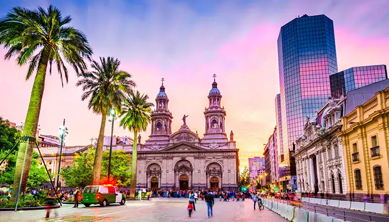 Catedral de Buenos Aires con rascacielos y palmeras al atardecer en la ciudad de Buenos Aires.