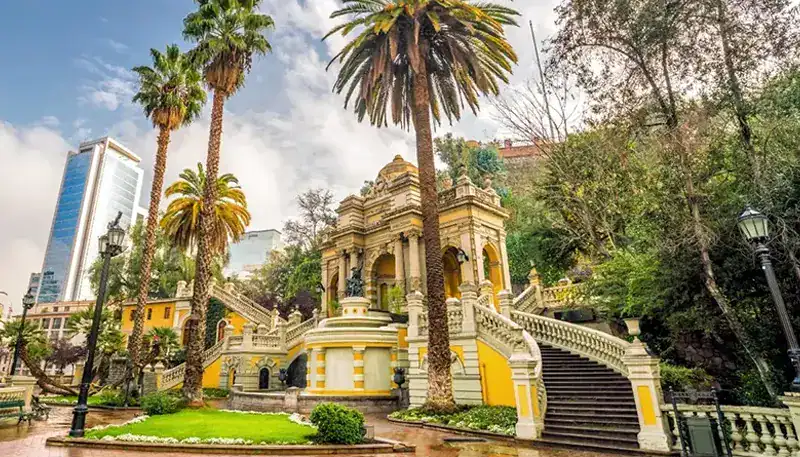 Una vista del Parque de la Alameda Central en la Ciudad de México con árboles y monumentos histórico.