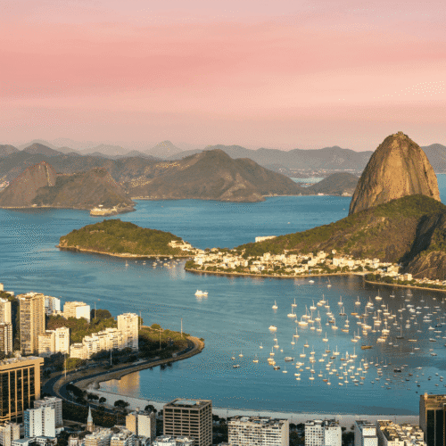 Paisaje de Río de Janeiro con la famosa montaña Sugarloaf y la bahía en tonos rosados y azules.
