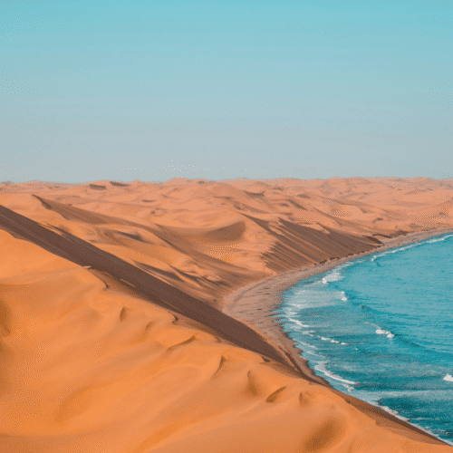 Espectaculares dunas de arena junto al océano en un paisaje natural impresionante.