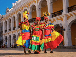 Bailarinas tradicionales en coloridas vestimentas en una plaza colonial en Uruguay.