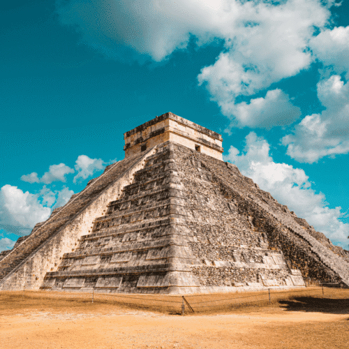 La Pirámide de Kukulkán en Chichén Itzá, una maravilla arquitectónica maya.