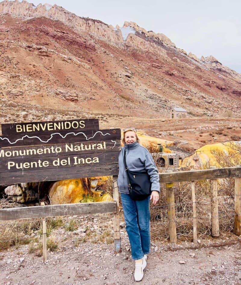 Puente del Inca en el Monumento Natural, paisaje andino en Perú, mujer disfrutando de la vista natur.