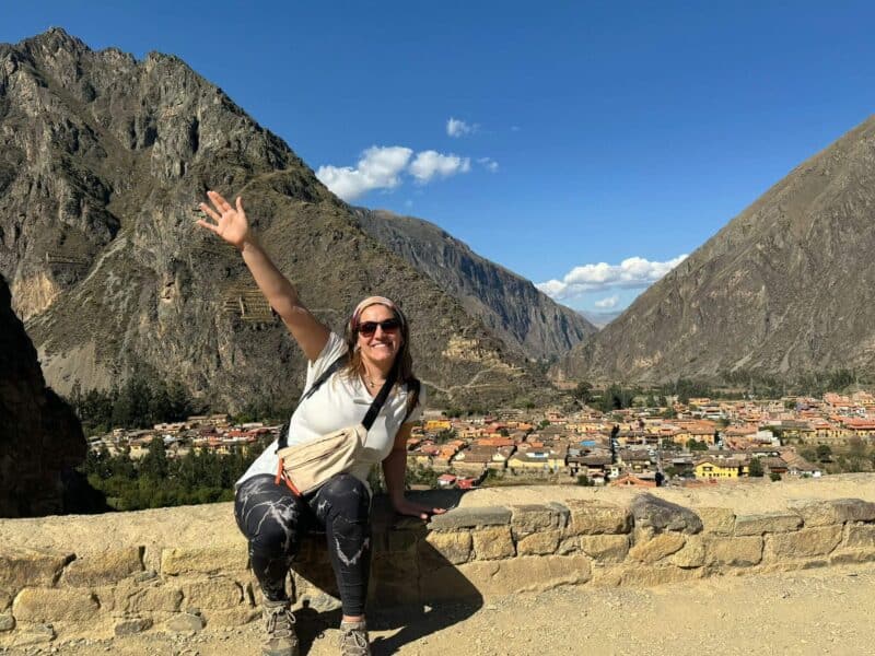 Disfrutando de la vista en un mirador en Cusco, rodeada de montañas y un hermoso paisaje urbano.