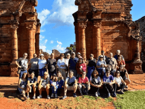 Grupo de turistas en las ruinas antiguas de un sitio histórico en Uruguay.