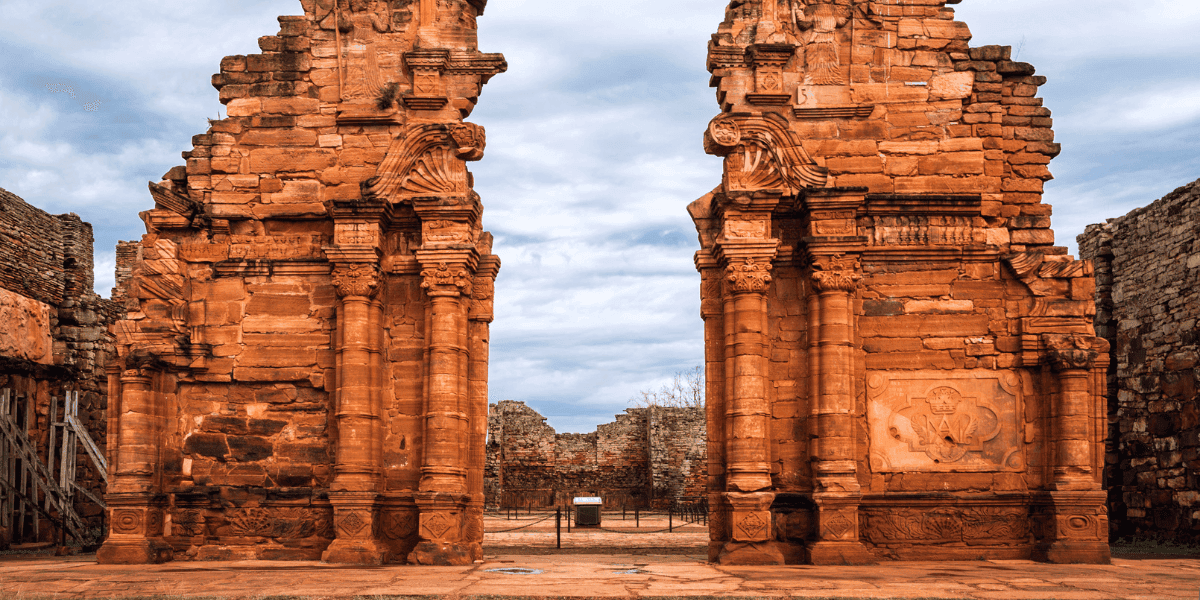 Puerta antigua de ladrillo en ruinas, parte de un sitio histórico en Uruguay, con estructura de pied.