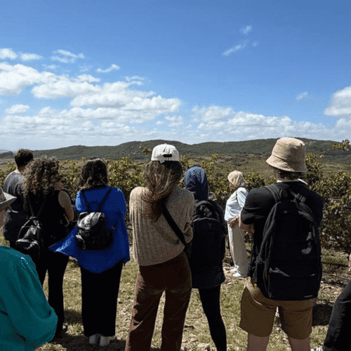 Aprovechamiento de la naturaleza en una excursión guiada en un entorno rural con vistas panorámica.