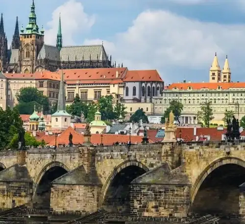 Puente de Carlos en Praga con vista a la ciudad histórica.