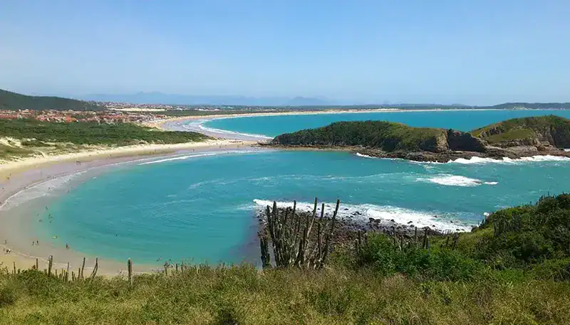 Espectacular vista de la playa y el océano en Uruguay, con arena dorada y aguas turquesas. Paisaje c.