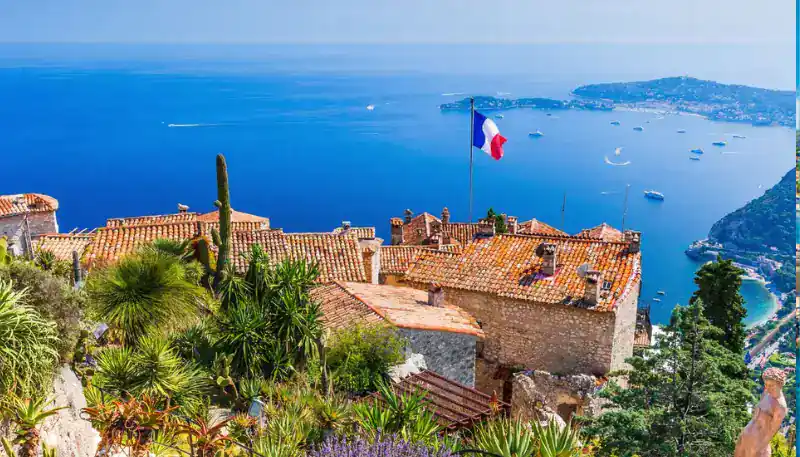 Vistas panorámicas del mar Mediterráneo desde un pueblo costero en la Riviera Francesa.